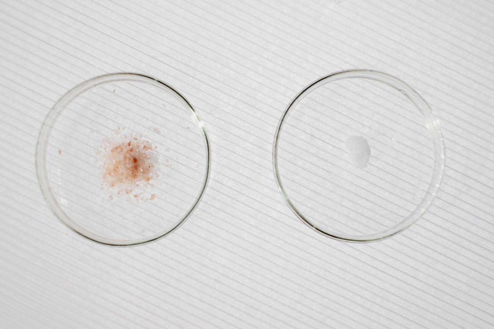 Image comparing harmful chemicals found in traditional pads versus organic ones