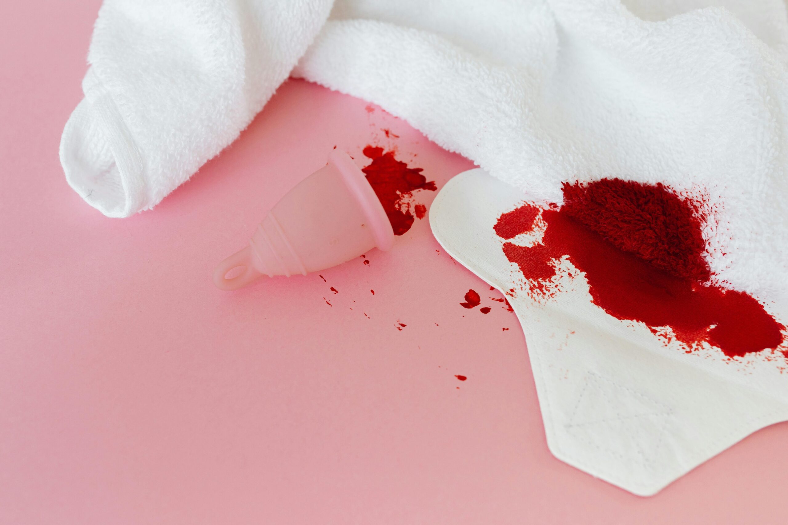 Infographic showing global waste from non-organic menstrual products annually
