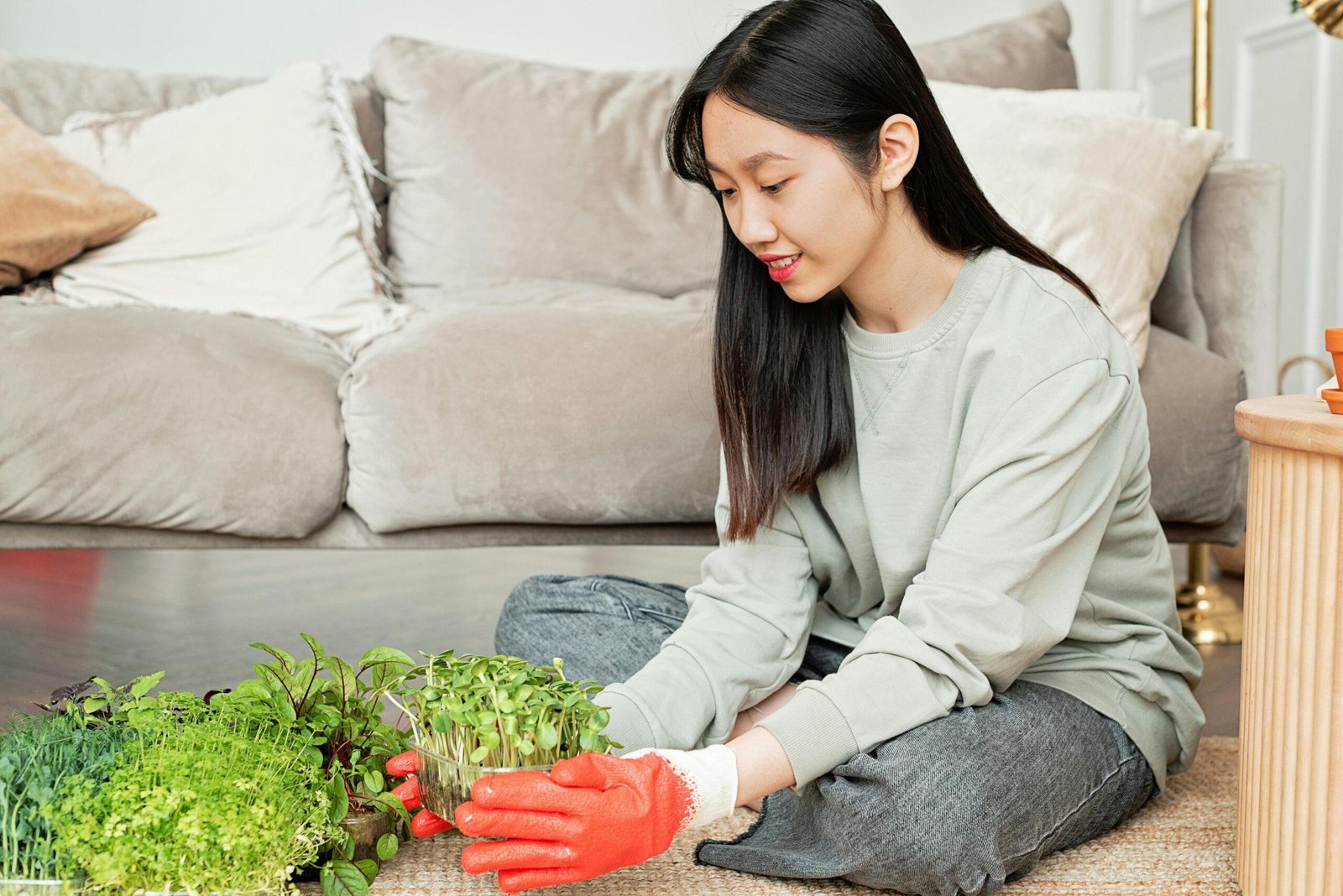 Woman holding eco-friendly organic pads smiling, symbolizing her successful switch