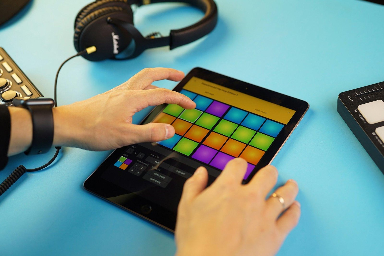 An illustration comparing different types of sustainable menstrual products side-by-side.