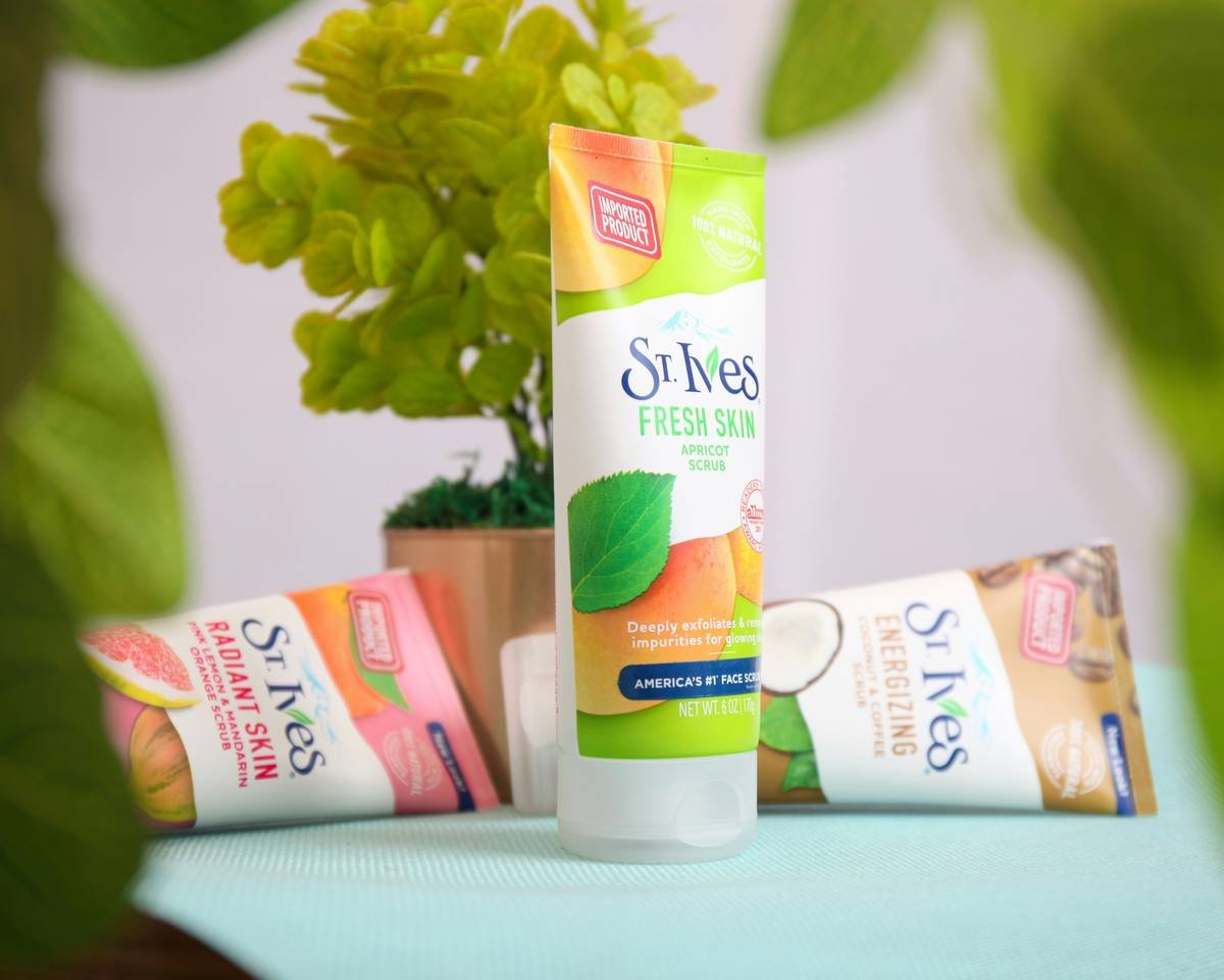 Infographic showing differences between conventional and organic feminine liners