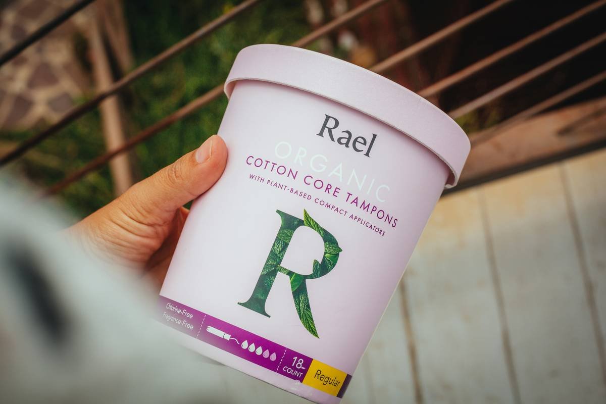 An infographic illustrating key differences between conventional and hygiene natural organic pads