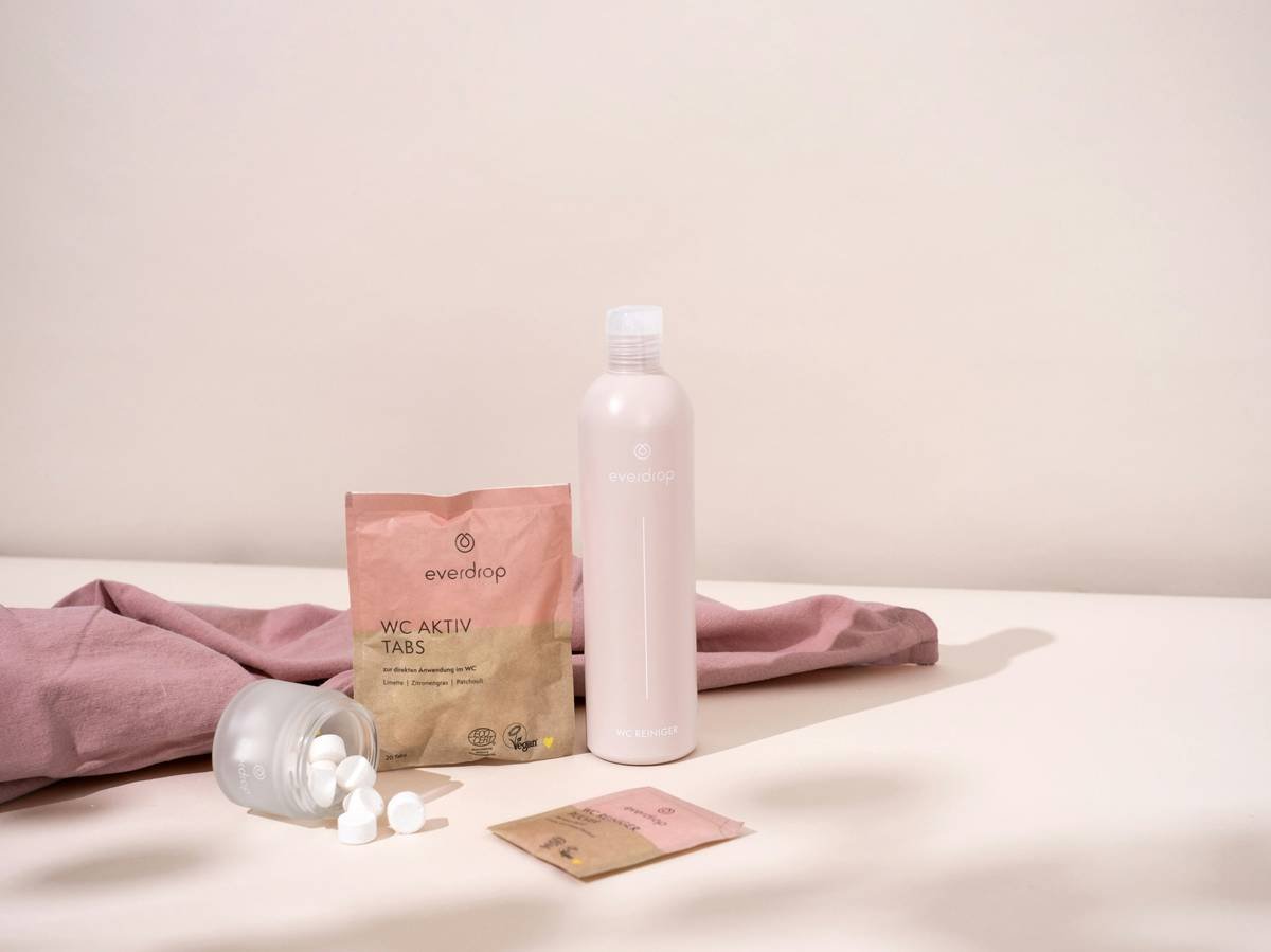 Infographic comparing ingredients in conventional vs. certified organic menstrual pads: conventional contains rayon, plastic, fragrance; organic lists 100% GOTS-certified cotton, compostable wrapper, no synthetics