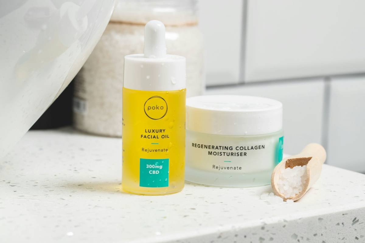 Infographic comparing layers of conventional pad (plastic, fragrance, chlorine-bleached pulp) vs. chemical free pad (organic cotton, plant-based core, compostable wrapper)