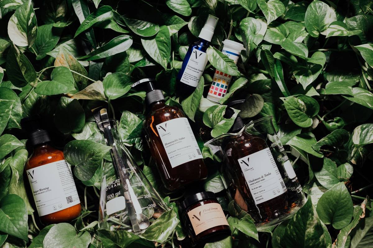 Infographic comparing materials in conventional pads (plastic, rayon, fragrance) vs. friendly pad organic eco options (GOTS cotton, plant starch backing, no dyes)