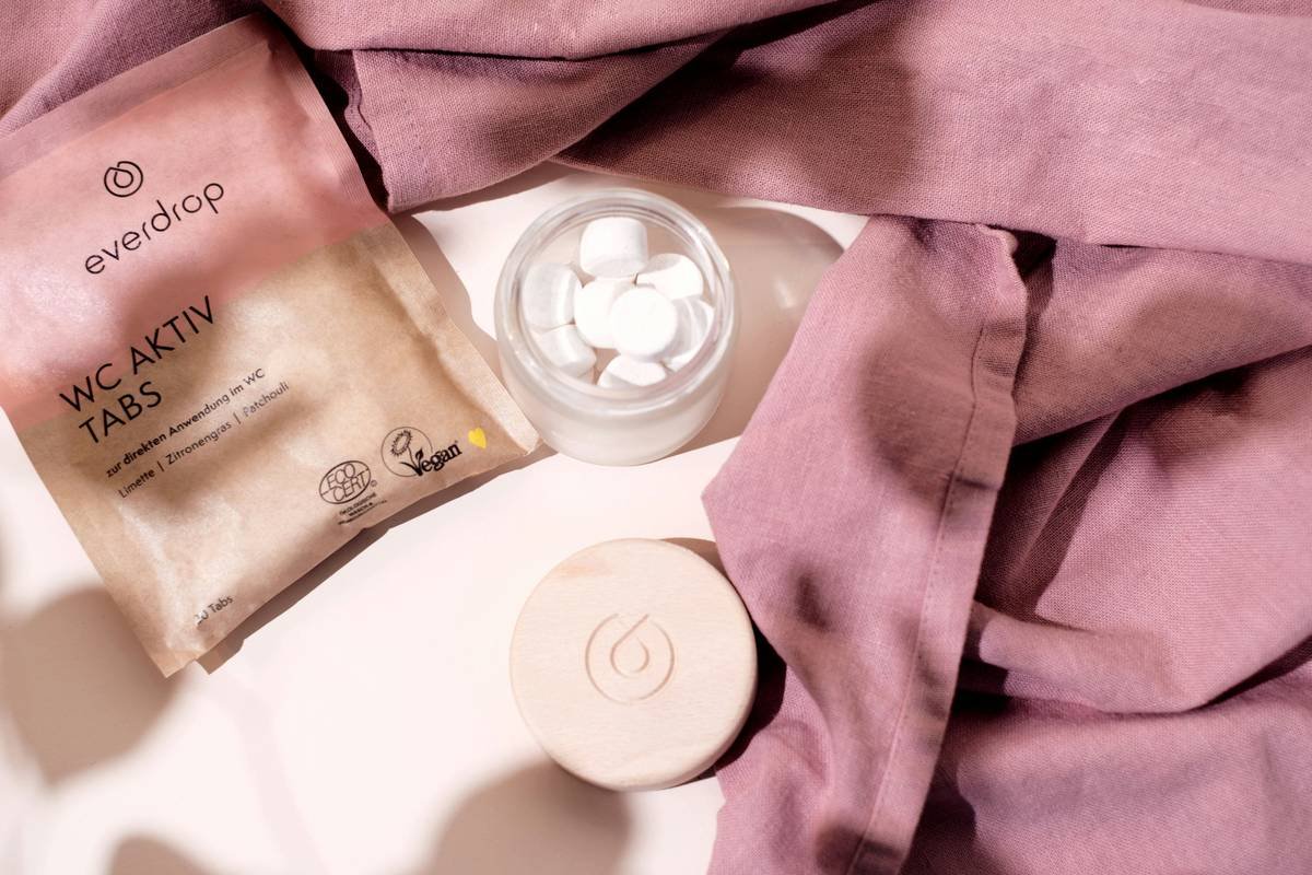 Side-by-side comparison of conventional pad ingredients vs. certified organic eco pad ingredients showing synthetic polymers vs. pure cotton