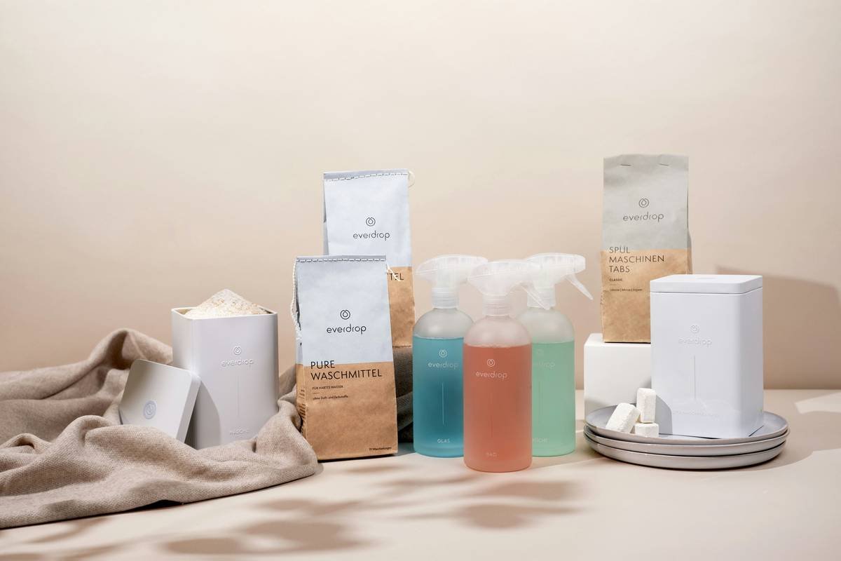 Infographic comparing ingredients in conventional vs. certified organic pads showing chlorine bleach, SAPs, and 'fragrance' in conventional vs. 100% organic cotton in certified brands