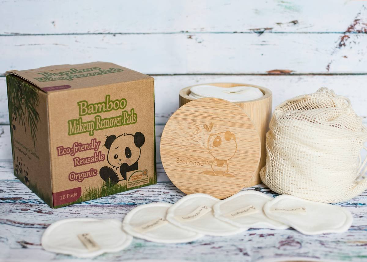 Infographic comparing materials in conventional vs friendly eco organic pads: plastic content, chlorine use, biodegradability, and certifications
