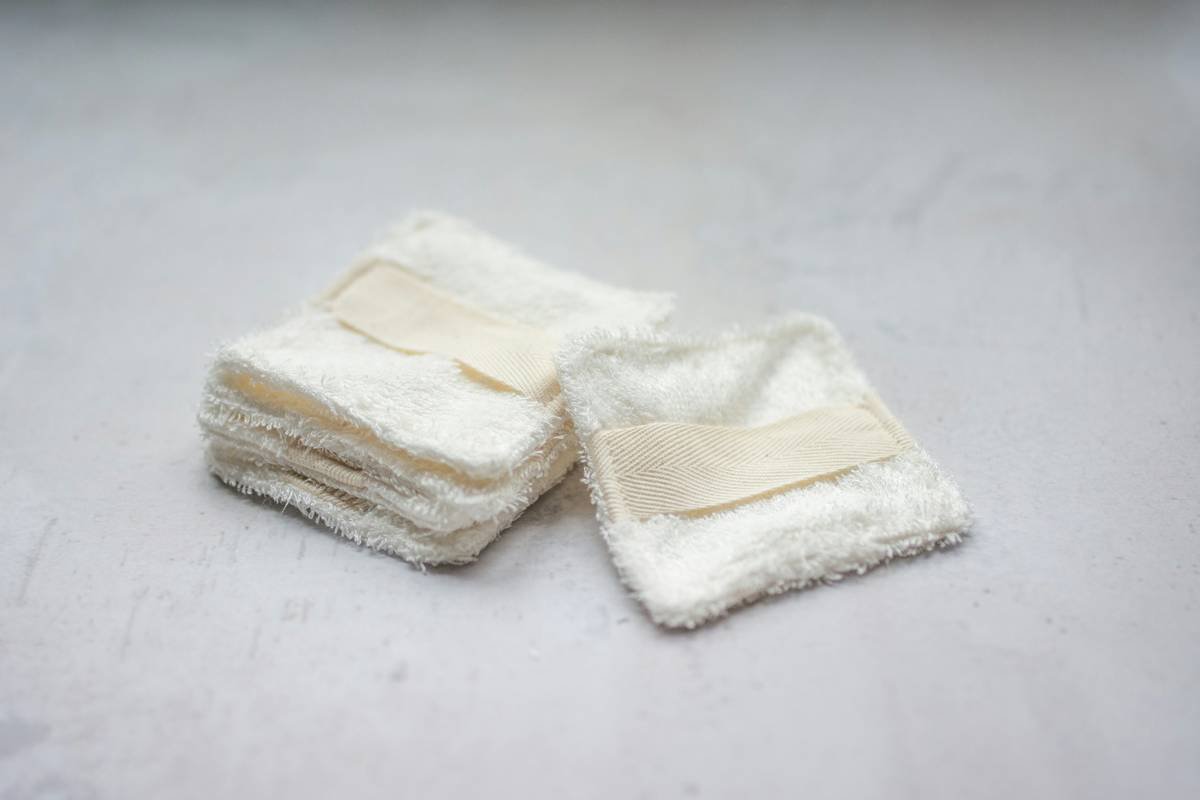 Infographic comparing ingredients in conventional vs. organic natural pads: conventional contains plastic, fragrance, dioxins; organic contains GOTS-certified cotton, plant cellulose, no added chemicals