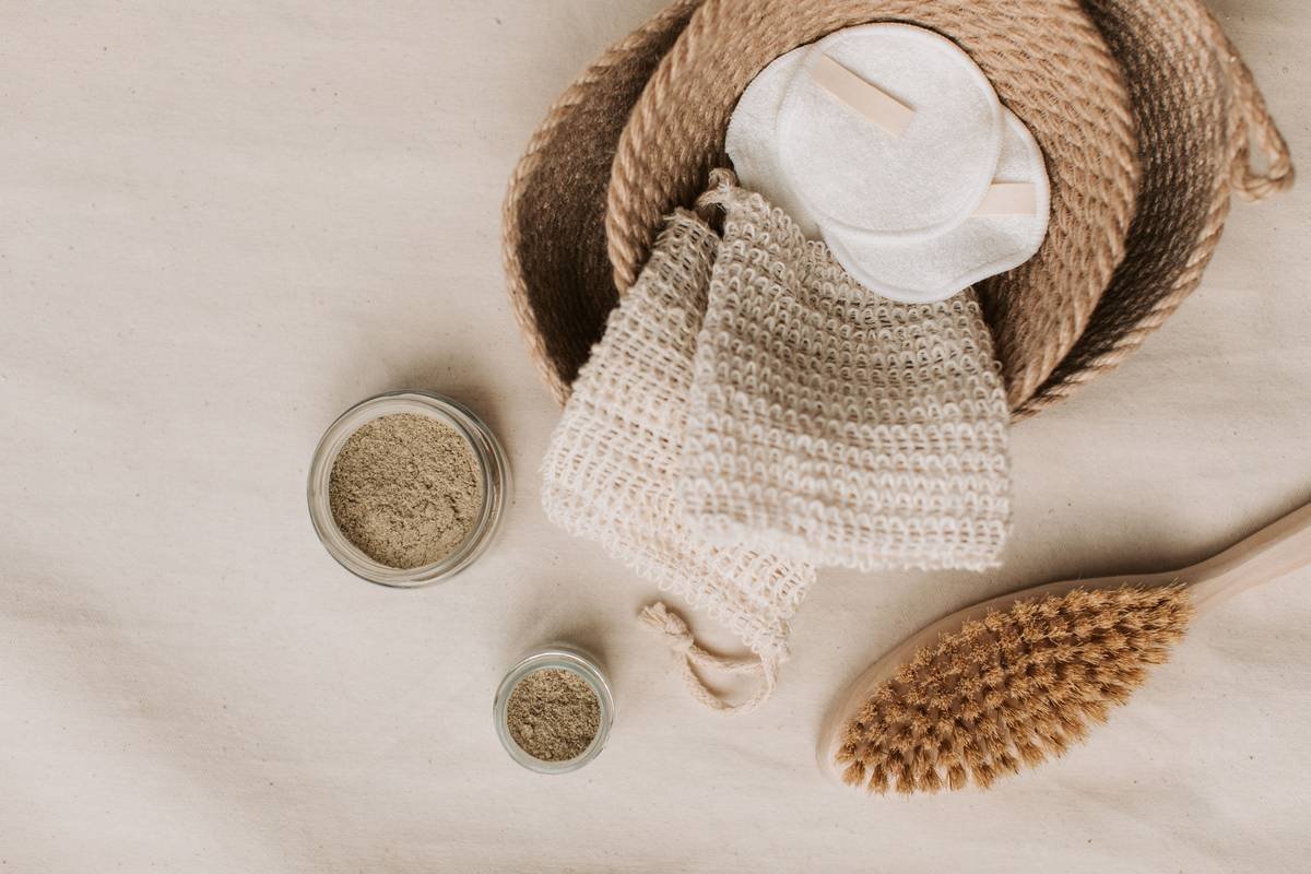 Infographic comparing materials in conventional vs eco pad organic: conventional contains plastic, SAPs, and fragrance; organic uses cotton, bamboo, and plant-based backing